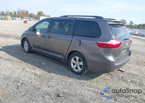 2015 Toyota Sienna Le 8 Passenger z USA, uszkodzony, nr VIN 5TDKK3DC2FS610433